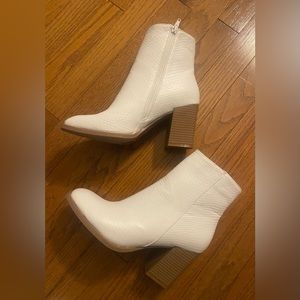 Size 8 never worn thick ankle white short boots